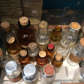 Flacons pharmacie anciens avec étiquettes