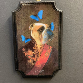 Médaillon anthropomorphique rectangle par John Byron - Spring Bulldog