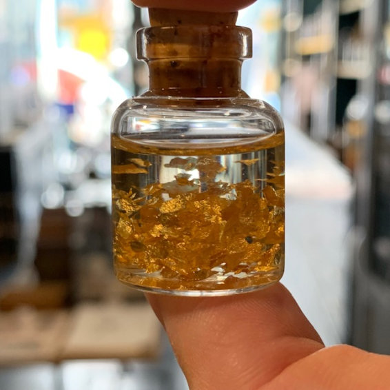 Bouteille d'or - 22 carats - Petite fiole contenant une feuille d'or