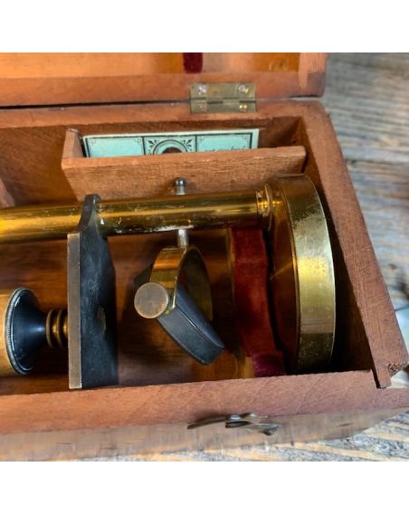 Microscope ancien à colonne et crémaillère en laiton dans son coffret d'acajou
