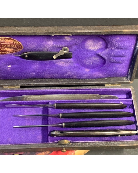 Old dissection / surgery box