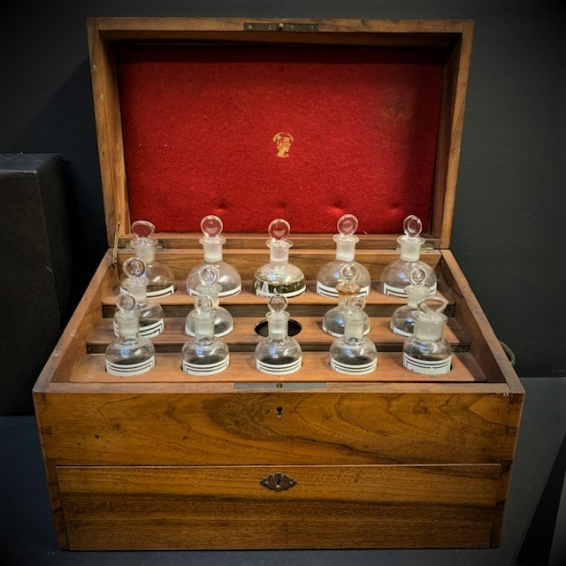 19th century portable pharmacy - Wooden apothecary cabinet