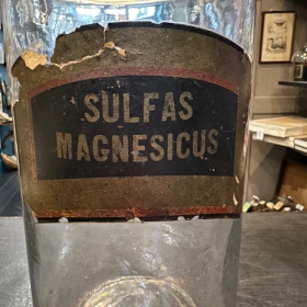 Old pharmacy bottle with glass cork: Sulfate de Magnésium