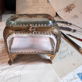 Grande boite reliquaire en verre et laiton du XIXème siècle - Coffret à bijoux rectangle