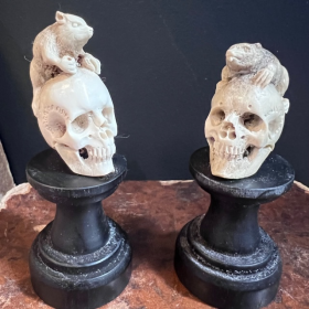 Memento Mori sur socle - Crâne sculpté en bois de cerf