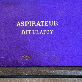 Pneumatic vacuum cleaner of Dr Dieulafoy in its felt case - End of XIXth century