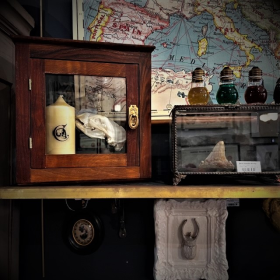 Mahogany wood and beveled glass display case - Antique shelf