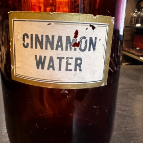 Cinnamon Water - Eau de Cannelle - Ancien et grand flacon brun de pharmacie anglaise