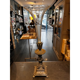 Vase cornet en verre gravé sur triton et pied en régule - Centre de table - Fin XIXème - Tulipier