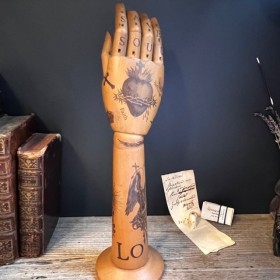 Bras tatoué en bois et...