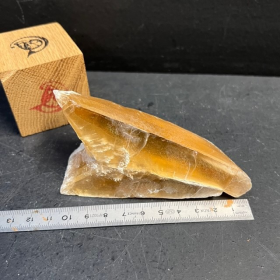 Spearhead gypsum crystal from Seine et Marne - Size L