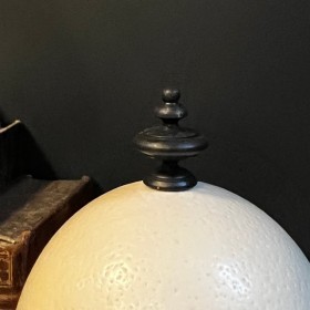 Oeuf d'autruche monté sur socle en bois