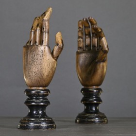 Main en bois articulée et patinée de style victorien