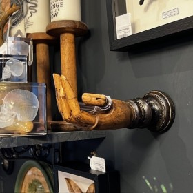 Main en bois articulée et patinée de style victorien