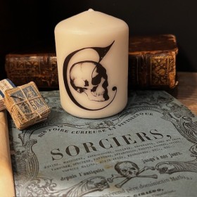 Bougie Cierge par le Cabinet de Cire pour Curiositas - Logo Curiositas