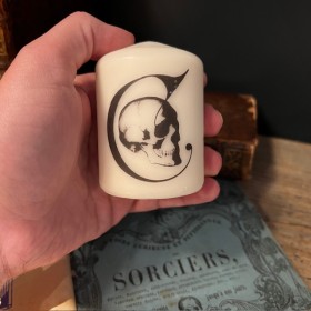 Bougie Cierge par le Cabinet de Cire pour Curiositas - Logo Curiositas