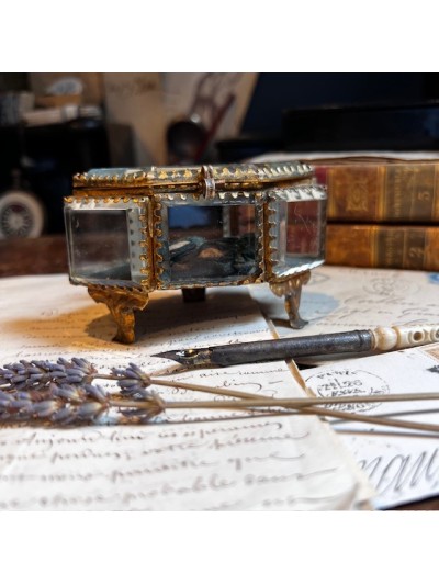 Boîte reliquaire en verre...