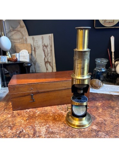Microscope ancien en laiton...