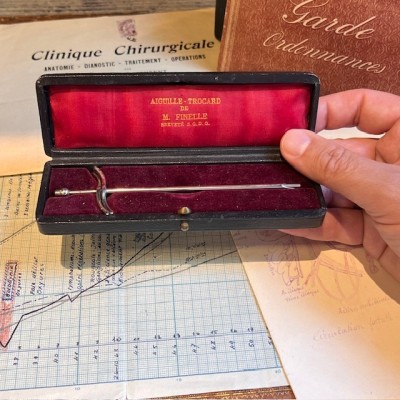Aiguille - Trocard du Dr Léon Finelle dans son étui