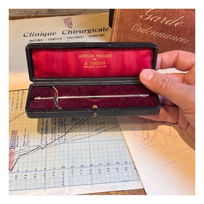 Aiguille - Trocard du Dr Léon Finelle dans son étui Aiguille - Trocard du Dr Léon Finelle dans son étui