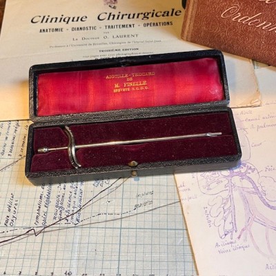 Aiguille - Trocard du Dr Léon Finelle dans son étui
