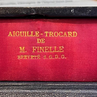 Aiguille - Trocard du Dr Léon Finelle dans son étui
