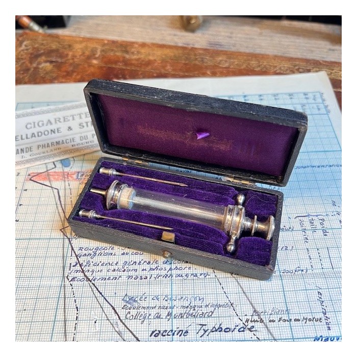 Antique hypodermic winged syringe of PRAVAZ - End of the 19th Antique hypodermic winged syringe of PRAVAZ - End of the 19th