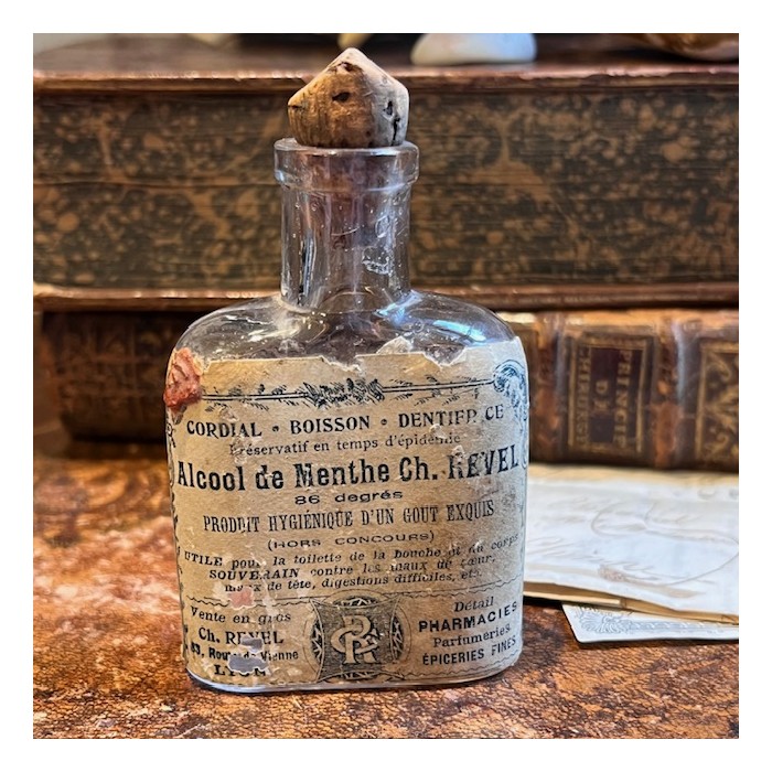 Alcool de menthe REVEL à Lyon - Flacon ancien de pharmacie Alcool de menthe REVEL à Lyon - Flacon ancien de pharmacie