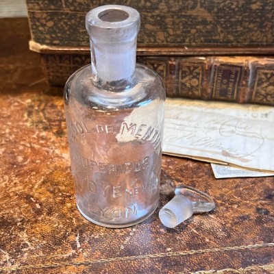 Alcool de menthe TOYE à Lyon - Flacon ancien de pharmacie