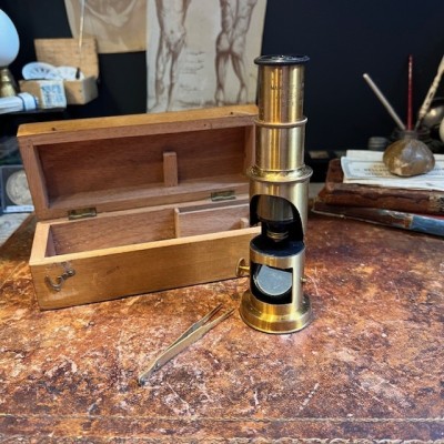 Antique drum microscope in wooden box with brass clamp - XIXth century