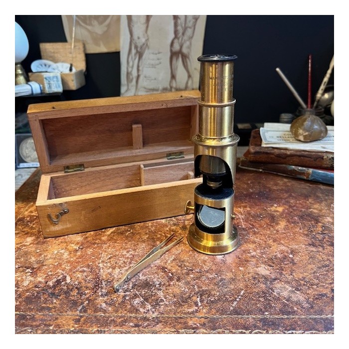Microscope à tambour en laiton dans son coffret - XIXème siècle