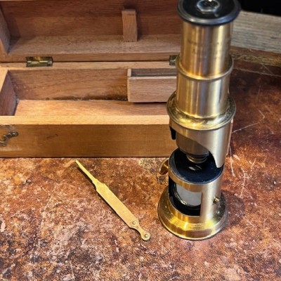 Antique drum microscope in wooden box with brass clamp - XIXth century