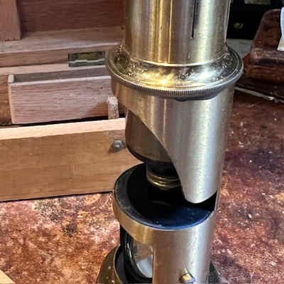 Microscope à tambour en laiton dans son coffret - XIXème siècle