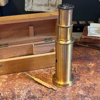 Antique drum microscope in wooden box with brass clamp - XIXth century