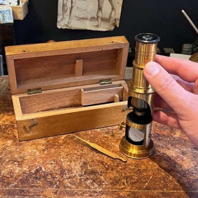 Antique drum microscope in wooden box with brass clamp - XIXth century