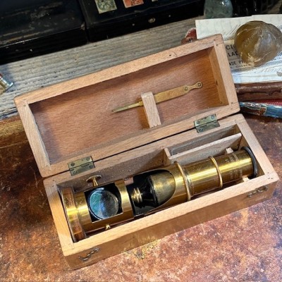 Antique drum microscope in wooden box with brass clamp - XIXth century