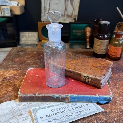 Antique glass dropper in white glass - Apothecary - Pharmacy