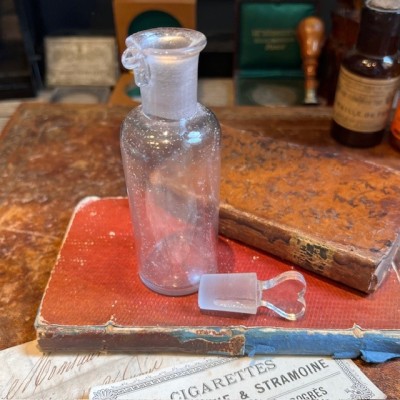 Antique glass dropper in white glass - Apothecary - Pharmacy