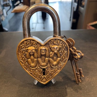 Cadenas Coeur de la Sagesse en laiton - Modèle 3 singes par Boncoeurs