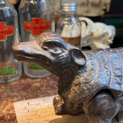 Tatou - Mâche-bouchon de pharmacie en fonte - XIXème siècle
