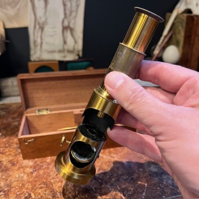 Antique drum microscope in wooden box with brass clamp - XIXth century