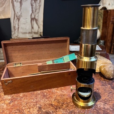 Antique drum microscope in wooden box with brass clamp - XIXth century