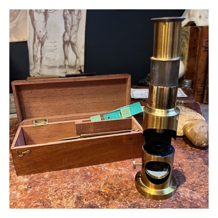 Antique drum microscope in wooden box with brass clamp - XIXth century Antique drum microscope in wooden box with brass clamp - XIXth century