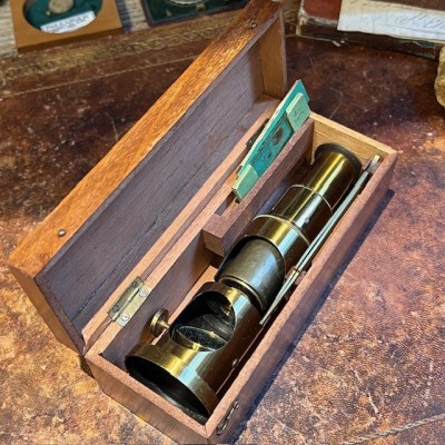 Antique drum microscope in wooden box with brass clamp - XIXth century