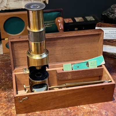 Antique drum microscope in wooden box with brass clamp - XIXth century
