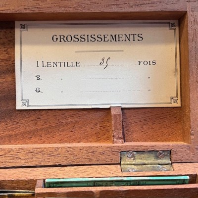 Brass straight column microscope - 19th century - Mahogany case Brass straight column microscope - 19th century - Mahogany case