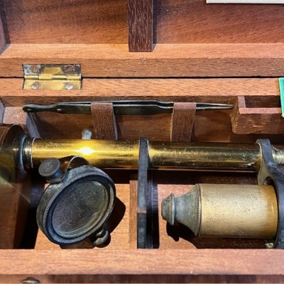 Brass straight column microscope - 19th century - Mahogany case Brass straight column microscope - 19th century - Mahogany case