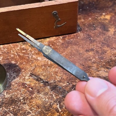 Brass straight column microscope - 19th century - Mahogany case Brass straight column microscope - 19th century - Mahogany case