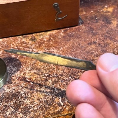 Brass straight column microscope - 19th century - Mahogany case Brass straight column microscope - 19th century - Mahogany case