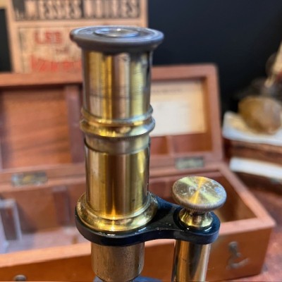 Brass straight column microscope - 19th century - Mahogany case Brass straight column microscope - 19th century - Mahogany case
